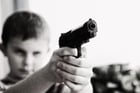 Fotografier barn med våpen