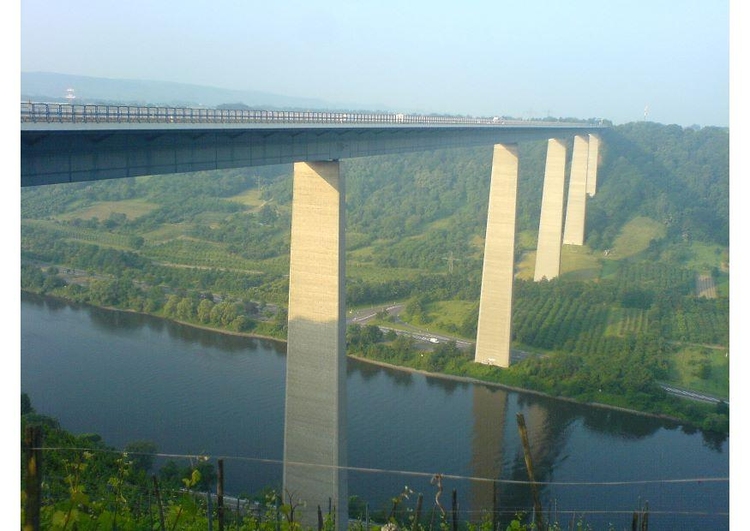 Foto bro over Mosel i Tyskland