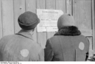 Fotografier Polen - Ziechnau - jøder foran en oppslagstavle