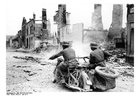 Fotografier soldater på motorsykkel passerer ruiner i Frankrike