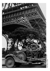 Fotografier soldater under Eiffeltårnet