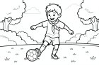 gutt spiller fotball i parken