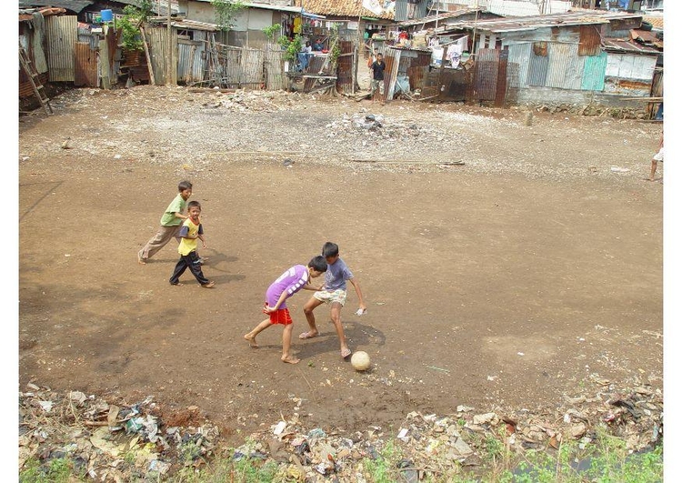 Foto Ã¥ spille fotball i slummen, Jakarta