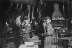 Foto barnearbeid - glassblåseri 1908