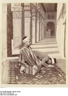 Foto bedende muslimer i en moské
