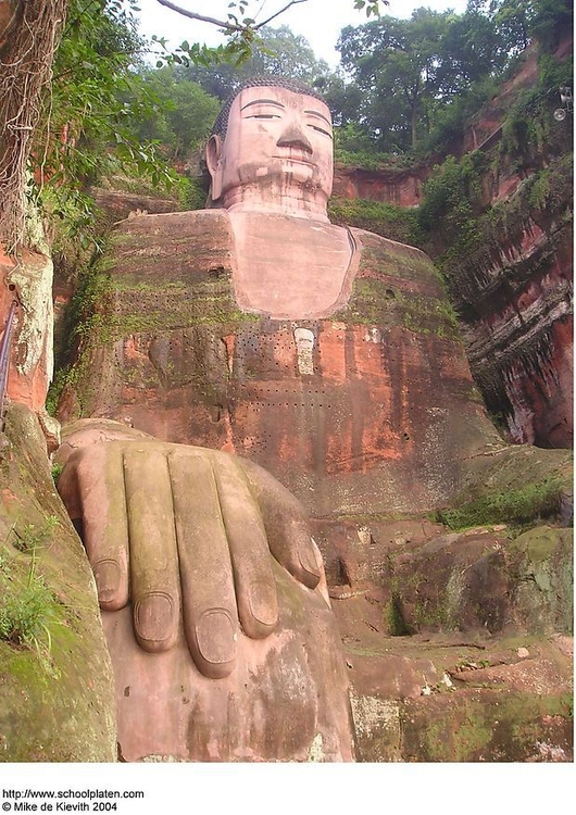 Foto gigantisk statue av Buddha i Leshan
