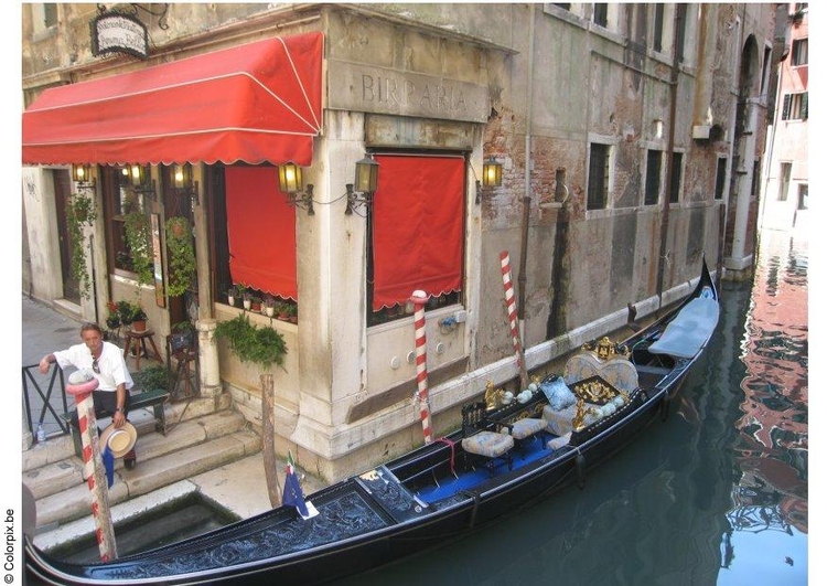 Foto kanaler inne i byen i Venezia