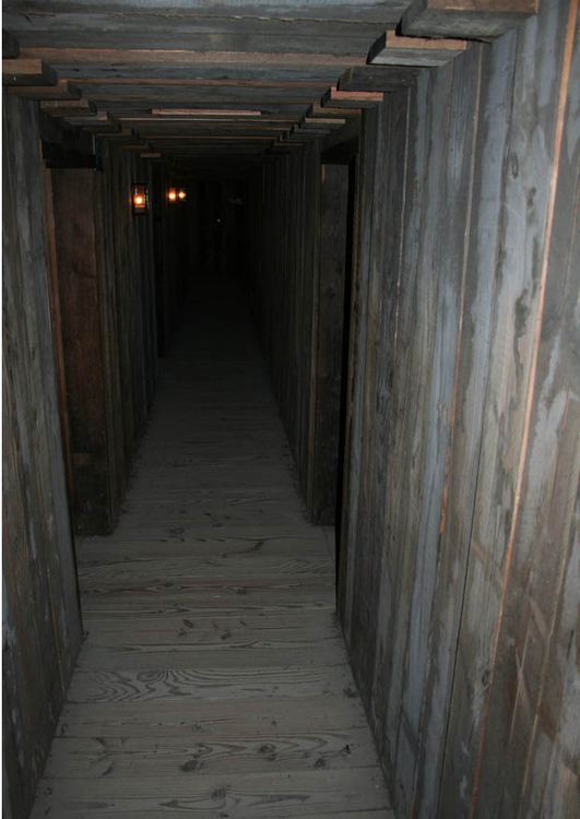 Foto korridor i en bunker - rekonstruksjon