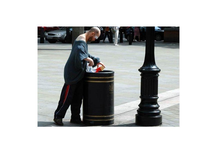 Foto mann som leter etter mat i London