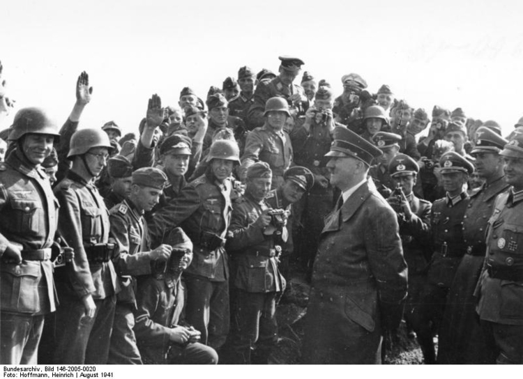 Foto Oste - Hitler besÃ¸ker sine troppper