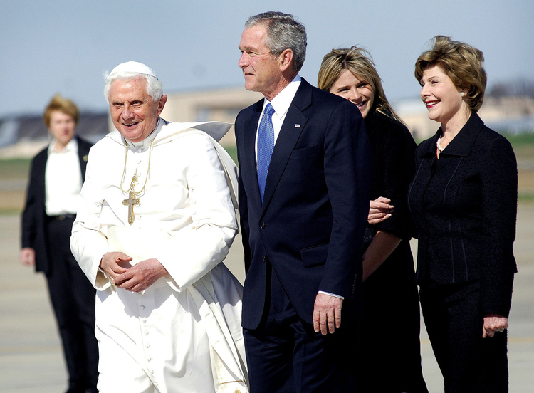 Foto Pave Benedict XVI og George W. Bush