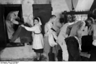 Polen - Warsawas ghetto - bytte av klær