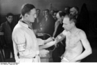 Polen - Warsawas ghetto - legeundersøkelse av en mann