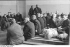 Polen - Warsawas ghetto - menn som venter