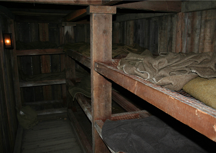 Foto seng i et underjordisk skytterrom