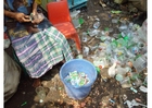 Fotografier sortering av søppel, slummen i Jakarta