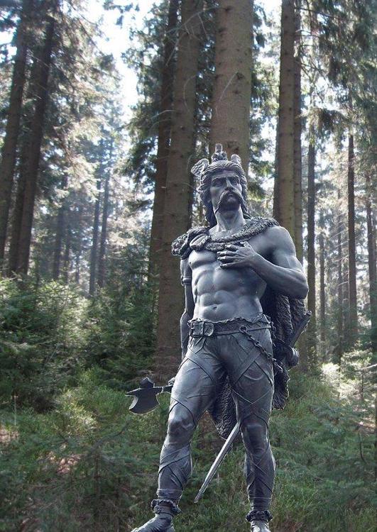 statue av Ambiorix i skogen