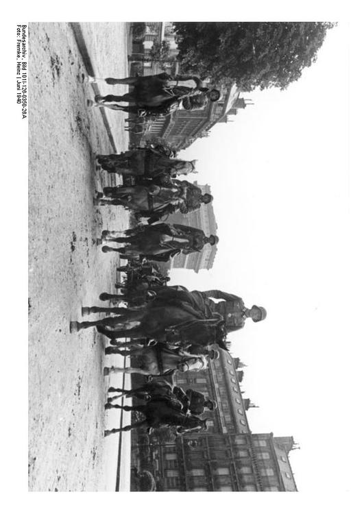 tyske tropper marsjerer i Paris