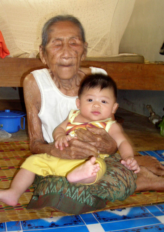 Foto ung og gammel - gammel kvinne med baby