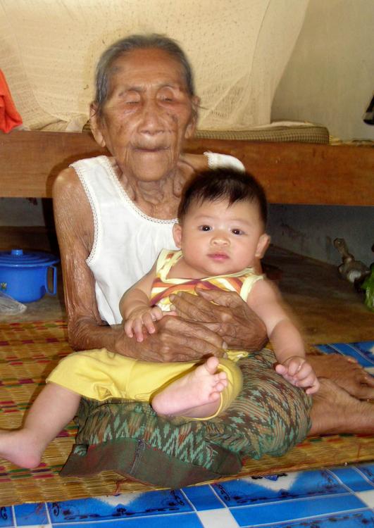 ung og gammel - gammel kvinne med baby