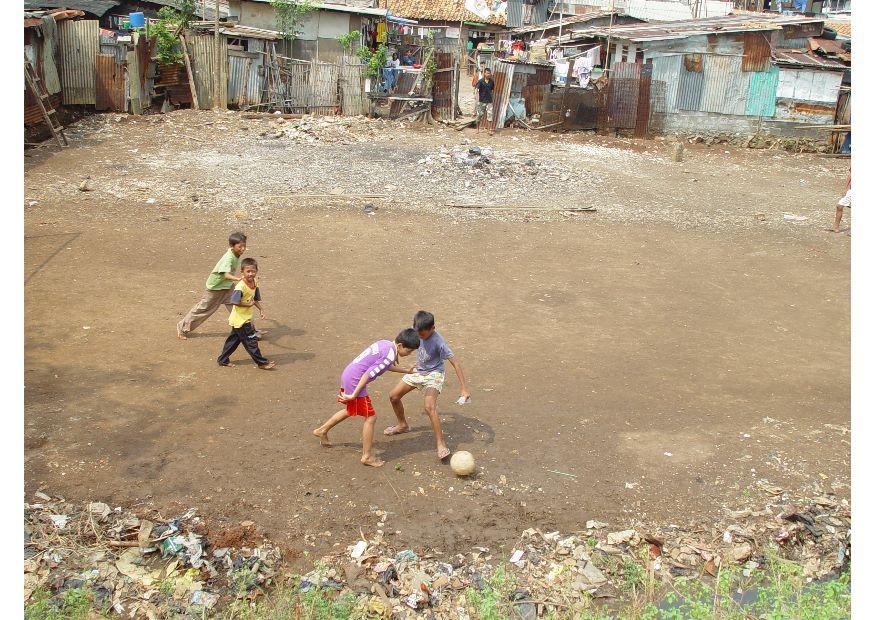 A¥ spille fotball i slummen, jakarta Foto A¥ spille fotball i slummen, jakarta