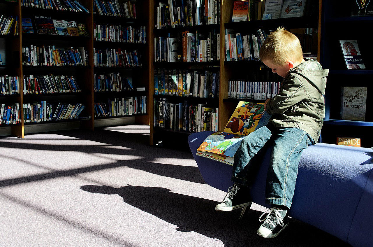barn i bibliotek Foto barn i bibliotek