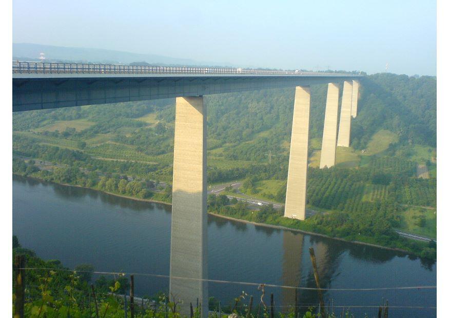 Foto bro over mosel i tyskland