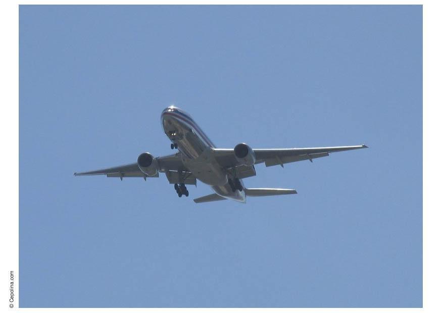 Foto fly som gA¥r opp i luften