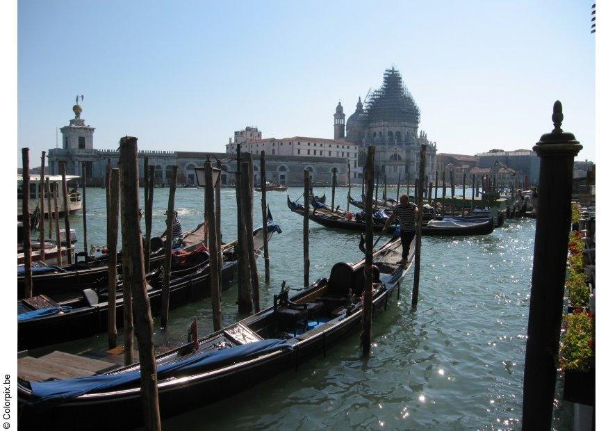 Foto gondoler pA¥ canal grande i venezia