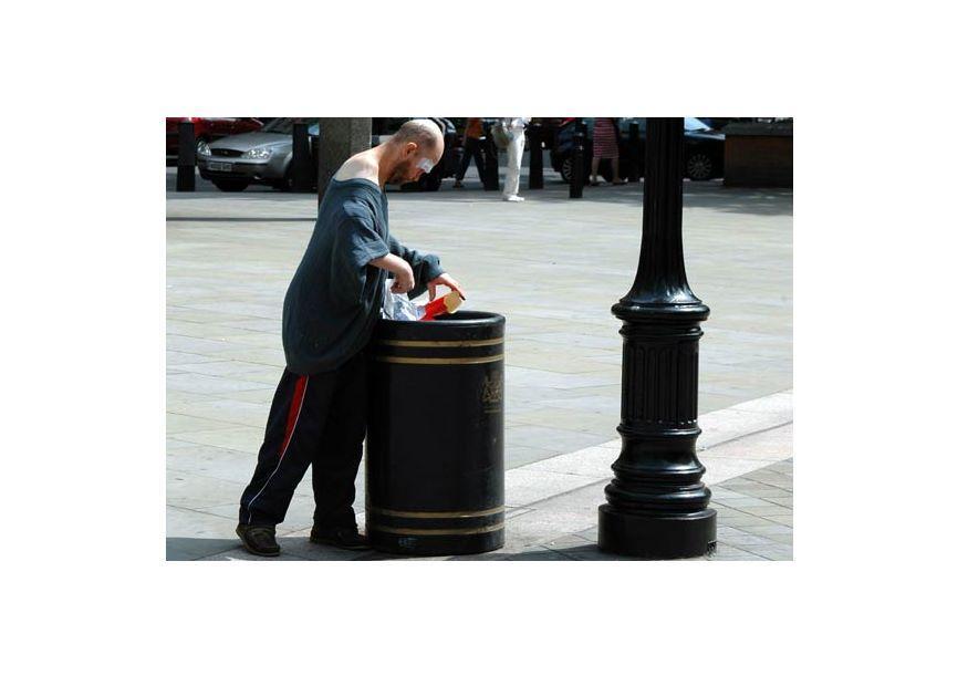 Foto mann som leter etter mat i london