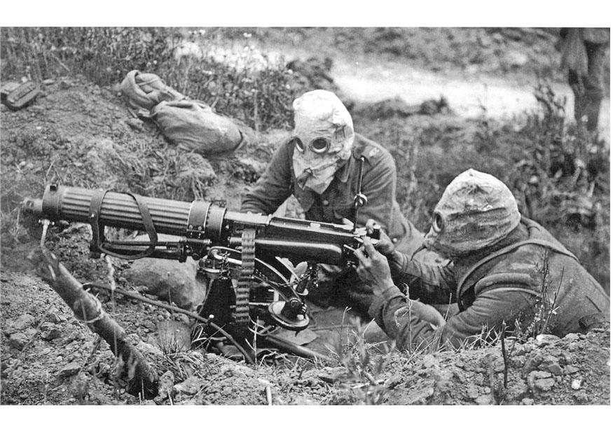 Foto soldat med maskingevA¦r og gassmaske