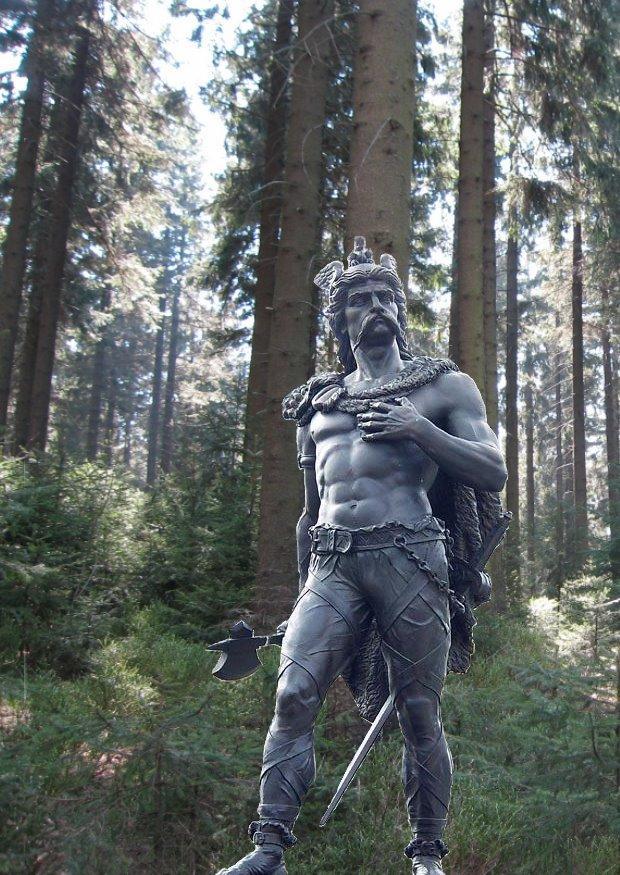 statue av ambiorix i skogen Foto statue av ambiorix i skogen